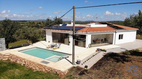 Moradia T2 auto sustentável de 147m2 inserida numa terreno de 20ha com piscina em Algoz Bem-vindo a esta belíssima casa tradicional, completamente renovada em 2023 com materiais de alta qualidade alemães, localizada em Algoz, Portugal. Esta residênci...