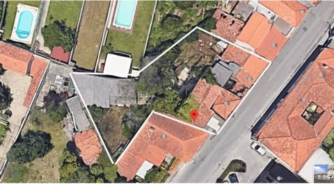 House for recovery in Vilar do Paraíso, with a land area of 549m2. This property offers an ideal opportunity for investors, with the potential to be completely restored. Located in a quiet and quiet area, the property is close to highways, hypermarke...