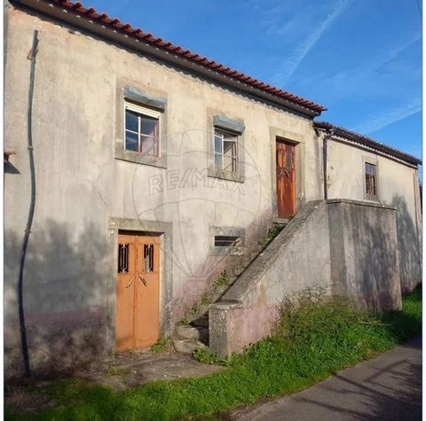 House for restoration with two floors, already with a new roof and new interior plate. The property has an excellent location, just a few minutes from Ferreira do Zêzere and Cabaços. It consists of land at the back of the house with two wells with a ...