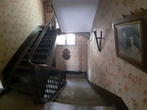 Au coeur du village historique de Faucogney-Et-La-Mer, venez découvrir cette maison de maître , située devant la fontaine classée de la place Poirey. Dès l'entrée, vous admirerez cet escalier monumental qui dessert l'ensemble de la maison à savoir : ...