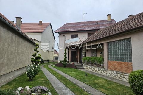 Vinkovci, center, family house with an area of 270 m2 on 2 floors, commercial space, land on the second street, courtyard house, estate, total area of 1520 m2. The house consists of a living room, a kitchen with a dining room, 3 bedrooms, 2 toilets a...
