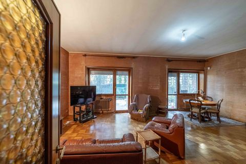 Apartment with Private Garden in Rome, Via del Nuoto Come and discover this opportunity to live in the heart of Rome, in the prestigious Via del Nuoto, in an elegant area with a swimming pool and park. We present a wonderful apartment on the ground f...