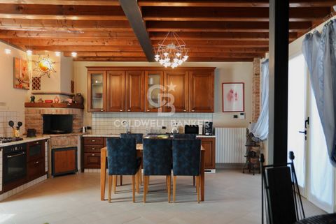 En el verdor y la tranquilidad del primer interior del lago de Garda, ofrecemos a la venta en Barcuzzi di Lonato un apartamento independiente de particular encanto. La casa forma parte de una exclusiva residencia creada a partir de la cuidadosa renov...