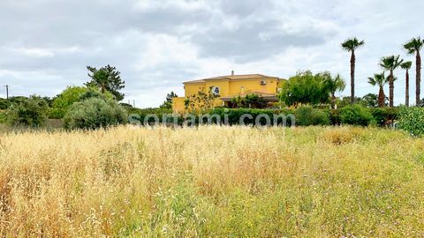 Magnificent plot of land. With 3440 sqm of total land area, it is located in a calm and quiet area with excellent access just ten minutes from the center of Vilamoura and Vale do Lobo and just five minutes from the most beautiful beaches in the Algar...