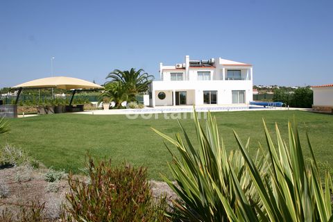Magnificent five bedroom villa, in the Salgados area. Situated next to the famous eighteen-hole golf course at the Salgados resort and just minutes from the beaches in the area, this luxurious modern style villa with traditional Algarve elements on t...