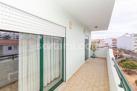 Excellent two bedroom apartment in the center of Quarteira! Close to trade, pharmacies, stores and services, this spacious apartment is inserted in a building with elevator and garage which ensures greater security and comfort. This property consists...