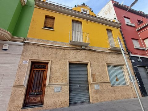 Fantastic opportunity to purchase not only a home but a business in the centre of Oliva The property is freehold and consists of a large commercial property on the ground floor complete with male and female toilets and bar but it can be made into wha...