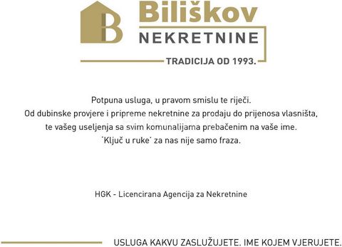 Baugrundstück mit einer Fläche von 628 m², 520 Meter vom Meer, 150 Meter von der Kaštela-Straße und 350 Meter von der Hauptstraße entfernt, bietet hervorragende Anbindung an die wichtigsten Verkehrswege. Ideal für den Bau eines Einfamilienhauses, da ...