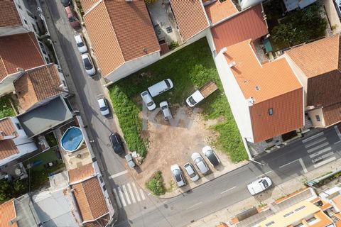 Terrain Urbain à Amadora | 550 m² | Excellent emplacement Nous vous présentons ce terrain urbain unique de 550 m², situé sur Rua das Flores, Mina de Água, Amadora. Situé dans un secteur stratégique et en constante amélioration, il se démarque par sa ...