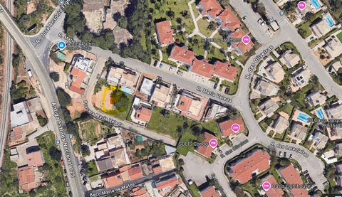 Wunderschönes Stadtgrundstück mit einer Gesamtfläche von 321m² in der prestigeträchtigen Gegend von Oásis in Portimão. Die Lage ist einfach ideal, nur 4 km von den bezaubernden Stränden von Alvor und Praia da Rocha entfernt, die für ihr kristallklare...