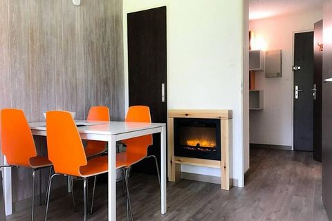 Dit charmante studio-appartement, gelegen aan de voet van de hellingen, is het perfecte vakantieoord voor mensen die op zoek zijn naar comfort en gemak. De woonruimte is voorzien van een opvouwbaar tweepersoonsbed dat in de muur is verscholen en extr...