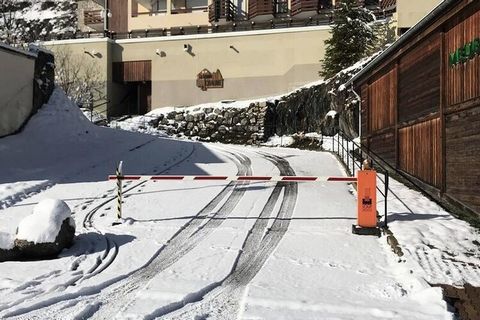 Questo appartamento luminoso e funzionale è perfetto per una vacanza in famiglia, offrendo un soggiorno confortevole con una camera da letto dotata di ampio spazio per riporre. Comprende anche un accogliente angolo di montagna, ideale per bambini o o...