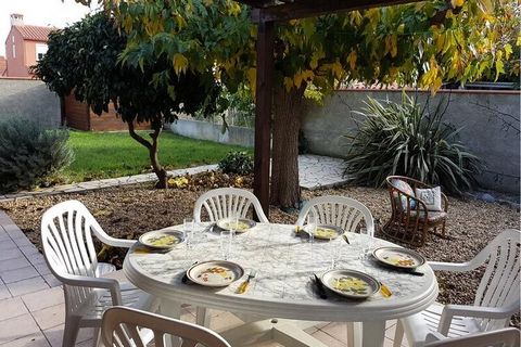 Charmante familievilla met terras en grote rustige tuin. Winkels om uit te kiezen tussen het dorp en het strand. Deze gelijkvloerse, driezijdige villa in een rustige en ontspannen omgeving biedt u alles wat u nodig heeft voor een aangename vakantie i...