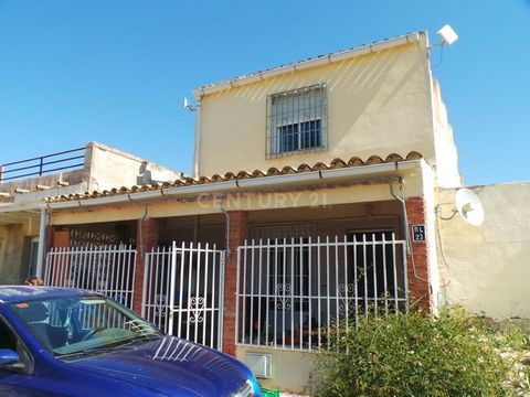 ¡Descubre tu nuevo hogar en Monóvar! Te presentamos una increíble oportunidad de compra: una casa pareada de 3 dormitorios en venta en Monóvar, Alicante. Esta joya residencial ofrece una superficie bien distribuida de 216 m², que incluye tres acogedo...