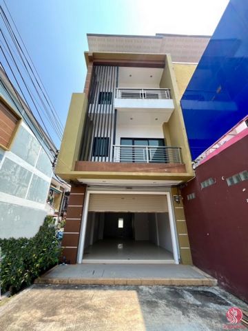 Un edificio comercial de 3 pisos en una buena ubicación para la venta podría ser rediseñado para ser una casa de huéspedes única para un negocio u oficina de la empresa. rodeando la muy concurrida zona turística de Aonang. Excelente visibilidad desde...