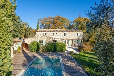 Provence Home, the Luberon real estate agency, is offering for sale a stone property with outbuildings and a swimming pool, set on a magnificent wooded and enclosed plot of 5,760sqm, near L'Isle-sur-la-Sorgue and all amenities. SURROUNDINGS OF THE PR...