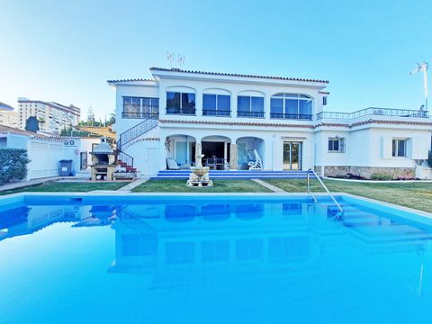 Located in Benalmadena Costa. This spacious villa with private pool has a fantastic location in a very quiet Urbanization of Benalmadena Costa , only 10mn walk from the marina and the beach. Built over 2 levels, it's like 2 houses in one as you ...