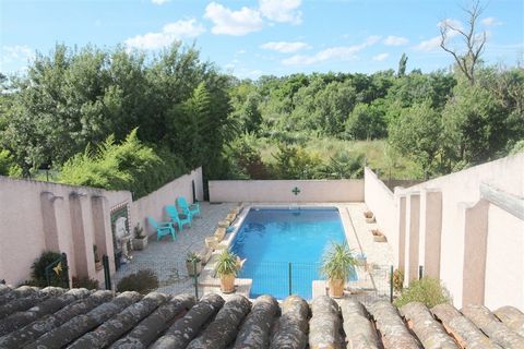 Rare, dans un village typique à l'est de Carcassonne avec commodités, maison de village rénovée avec piscine et garage. Ce magnifique bien en pierre très confortable offre une cuisine équipée avec îlot central ouverte sur un grand séjour avec vue sur...