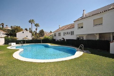 Charmante woning in urbanisatie El Capricho Golden Mile Marbella Beschrijving Gelegen in het prestigieuze gebied van El Capricho op Marbella39s Golden Mile biedt deze halfvrijstaande villa een combinatie van luxe en comfort in een van de meest gewild...