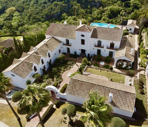 Sotogrande Alto: Los Girasoles, Andalusische klassieke villa met 6 slaapkamers en 6 badkamers, een geweldig pand gebouwd op twee percelen, prachtig aangelegde tuinen met binnenplaats. Apart gastenverblijf, kantoor, speelkamer, fitnessruimte. Garage v...