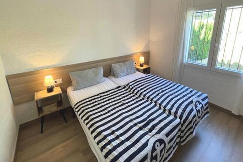 Welkom in dit charmante vakantiehuis gelegen in Begur, aan de prachtige Costa Brava, in een rustig en goed onderhouden wooncomplex genaamd 'Las Flores'. Geniet van een idyllisch verblijf in dit gezellige rijtjeshuis, perfect voor uw zomervakantie. De...