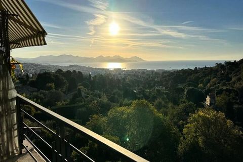 Dieses charmante 3-Zimmer-Apartment liegt im prestigeträchtigen Stadtteil Californie von Cannes und bietet einen atemberaubenden Blick auf die Bucht von Cannes und das Estérel-Gebirge. Dank seiner ruhigen Lage ist es nur eine kurze Autofahrt von den ...