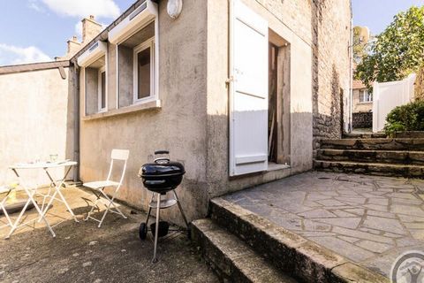 Vrijstaand huis. Woonkamer (TV, sfeerhaard). Keuken open naar woonkamer (oven, magnetron, kleine tafelkoelkast, inductiekookplaat, wasmachine, vaatwasser). Beneden de woonkamer (3 treden), annex ontspanningsruimte. Boven, slaapkamer 1 (1 bed van 140X...