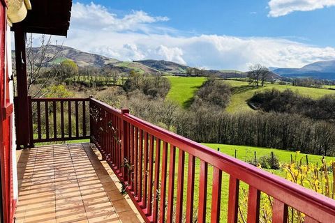 Questa bellissima villa basca offre un rifugio tranquillo per famiglie o gruppi, con ampio spazio per un massimo di 6 persone. La struttura dispone di tre camere da letto, di cui una principale con un letto da 160 cm e due camere aggiuntive con un le...