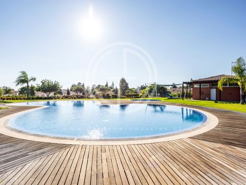 Découvrez votre nouvelle maison dans le prestigieux **condominium Lumina Villas** à Carvoeiro, à seulement 5 minutes des meilleures plages de l'Algarve. Le développement se compose de 58 maisons mitoyennes, disponibles en typologies T2, T2+1 et T2+1 ...