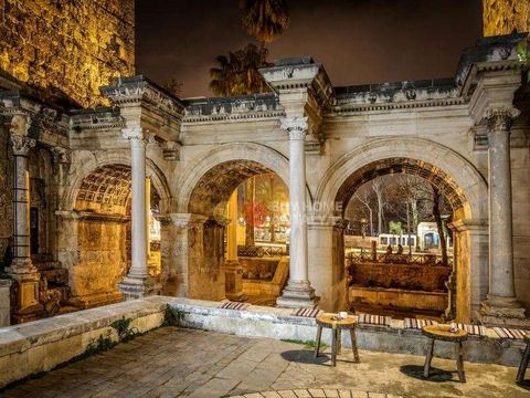   Unser Luxusprojekt befindet sich im Bezirk Sinan, dem anständigen Viertel von Antalya , 300 Meter vom historischen Kaleiçi und Yachthafen, 400 Meter von der Straßenbahnhaltestelle und 800 Meter vom Strand entfernt , und bietet Ihnen ein komfortable...