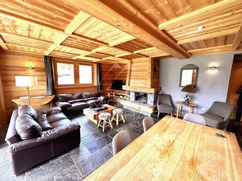 Michaël Zingraf Real Estate Megève biedt u dit appartement van 98,46 m2 (wet Carrez) aan, volledig gerenoveerd met hoogwaardige materialen in lijn met de huidige trends. Gelegen in een kleine mede-eigendom van twee appartementen in de vorm van een tr...