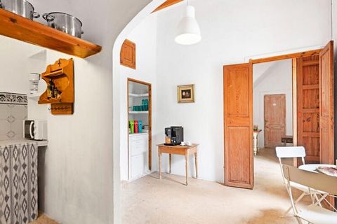 Authentiek Mallorcaans huis gelegen in Santanyi verleidt met zijn fantastische buitenruimte en zijn typisch Mallorcaanse architectuur. Dit charmante vakantiehuis is ingericht in warme en gastvrije kleuren en ligt dicht bij het stadscentrum en op een ...