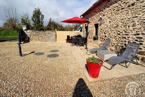 On the Côte de Goëlo, this stone house welcomes you in a cozy and pleasant setting. Its decoration, all in harmony, offers something to your taste buds. it harbors a warm atmosphere. Outside, the terrace, where you can relax. you can enjoy a lovely v...