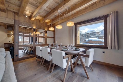 Discover the magnificent renovation of this 108 m2 apartment, which sleeps 8 in the prestigious resort of Val D'Isère. Featuring a refined, authentic decor, this bright apartment comprises a beautiful entrance hall, a fitted kitchen opening onto the ...