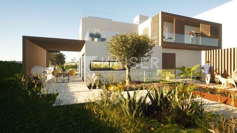 Dit perceel met constructie van een luxe villa is gelegen in een rustige omgeving in een van de meest bevoorrechte steden van de Algarve, dichtbij de golf, voorzieningen zoals supermarkten en restaurants en Parque Ambiental van Vilamoura, waar u kunt...