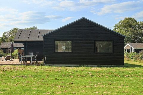 Bei Hou finden Sie dieses geräumige Ferienhaus mit Whirlpool für zwei im Bad sowie großem Badezuber für Badespaß unter freiem Himmel. Es gibt auch eine große Holzterrasse am Haus, die teilweise überdacht ist. Mehrere Fernseher im Haus, aber nur feste...