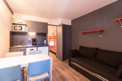 Situé dans un quartier paisible des 2 Alpes, ce studio peut accueillir jusqu'à 4 personnes. Il comprend un séjour avec un lit gigogne, un coin nuit séparé avec un lit superposé ainsi qu'une salle de bain avec douche et WC. L'appartement accepte les a...