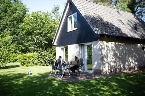 Dieses geräumige, kinderfreundliche Ferienhaus in Scherpenzeel ist der perfekte Rückzugsort für Familien oder Gruppen von bis zu 6 Gästen. Mit großzügigen 103 m² bietet das Haus zwei gemütliche Schlafzimmer, jedes mit zwei Boxspringbetten (90 x 200 c...