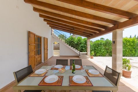 La maravillosa piscina de esta villa, completamente rodeada de césped, y las impresionantes vistas a la montaña, convierten esta propiedad en un encantador refugio, perfecto para una estancia agradable en la isla. La piscina de cloro tiene unas dimen...