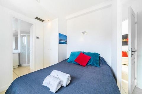 Cet appartement entièrement équipé offre un séjour confortable et pratique, pouvant accueillir jusqu'à trois personnes avec un lit double confortable dans la chambre et un canapé-lit dans le salon. Situé à seulement une minute à pied de la plage, il ...