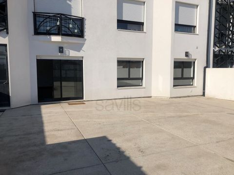 Renovated 2 bedroom apartment with lots of light. Spacious living room with direct access to a huge terrace. New and equipped kitchen, with laundry. 2 bedrooms and 1 full bathroom. Central heating. 1 parking space. Energy Rating: D #ref:SAVPRT15469