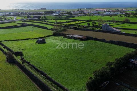 Identificação do imóvel: ZMPT572964 Terreno rústico con vistas al mar en Arrifes - Ponta DelgadaDescubre este magnífico terreno rústico con una superficie total de 5.800 m², situado en Arrifes, en el municipio de Ponta Delgada. Aquí, puede disfrutar ...