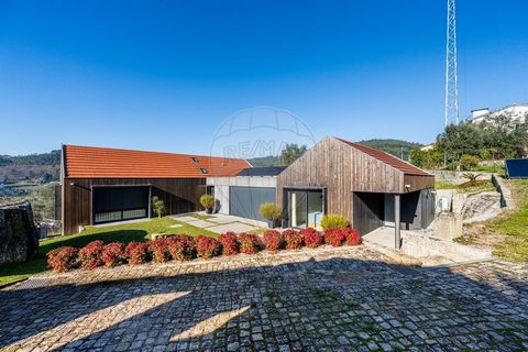 Luxuriöse Villa mit 4 Schlafzimmern und Pool in São Torcato, Guimarães Ein einzigartiges Anwesen, Haus von 485m², auf einem Grundstück von ca. 2.129m², nur 5 Minuten vom Zentrum von Guimarães entfernt. Das Haus ist von Grünflächen umgeben, die eine p...