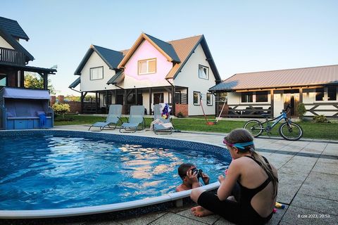 Nieuw gebouwde, comfortabele vakantiehuizen. Ideaal voor gezinnen met kinderen. Van juni tot eind augustus is er een zwembad beschikbaar voor de gasten. Gasten kunnen het hele jaar door gebruik maken van de comfortabele jacuzzi (tegen betaling). Er i...