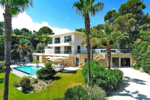 Amanda Properties biedt in Cannes, in een rustige woonwijk, deze prachtige onder architectuur gebouwde villa die comfortabel is uitgerust met luxe voorzieningen en een verwarmd zwembad, met een prachtig uitzicht op de zee en de Lérins-eilanden. Deze ...