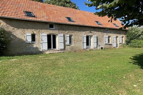 Cette jolie maison de campagne en pierre est située sur un terrain clôturé de 1300 m², à seulement 3,5 km de la plage historique d'Omaha Beach. Vous pouvez y séjourner confortablement avec 2 familles ou un groupe d'amis. Profitez de l'emplacement idé...