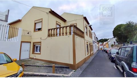 Large 5 bedroom villa, semi-detached to the west, consisting of 2 floors, located a few meters from the historic centre of the city of Ponta Delgada (parish of São Sebastião), São Miguel Island, Azores. This property stands out for its unique charact...