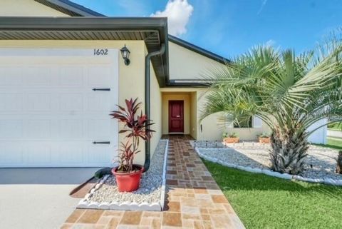 Motivated Seller! Sought after Dundee Ridge community. 3 bedroom, 2 bath single family home, dining room can be used for 4th bedroom or office. Walk in to extra large living room with exceptional sunlight. The bedrooms are ample sizes and the master ...