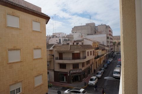 Eine zentral gelegene Wohnung im zweiten Stock in AlmoradiBestehend aus einem groàen Wohn Wohnzimmer mit Zugang zum Balkon einer voll ausgestatteten Küche mit separatem Hauswirtschaftsraum drei Doppelzimmern mit Einbauschränken und zwei Bädern eines ...