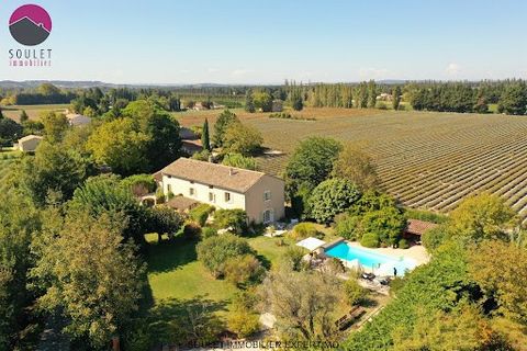 A stone's throw from Isle sur la Sorgue, magnificent property of 470 m2 in a park of 7800 m2. This farmhouse with 2 separate entrances is made up of a beautiful private area with a large living room of 80 m2, 3 bedrooms and 2 bathrooms. And a recepti...